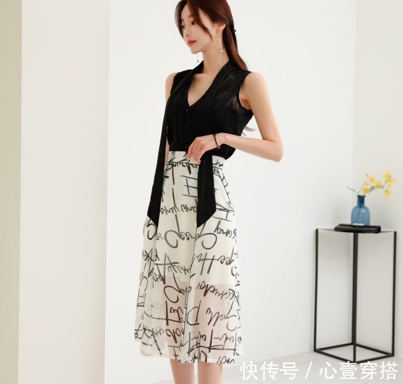 时尚|女神孙允珠高清时尚搭配:韵墨雪纺束领字母层叠无袖裙