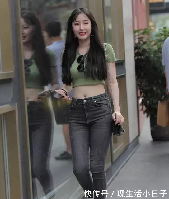 青春无悔 执子之手,蝶恋随行,带着温柔可爱的露脐半袖,搭配牛仔裤穿搭!