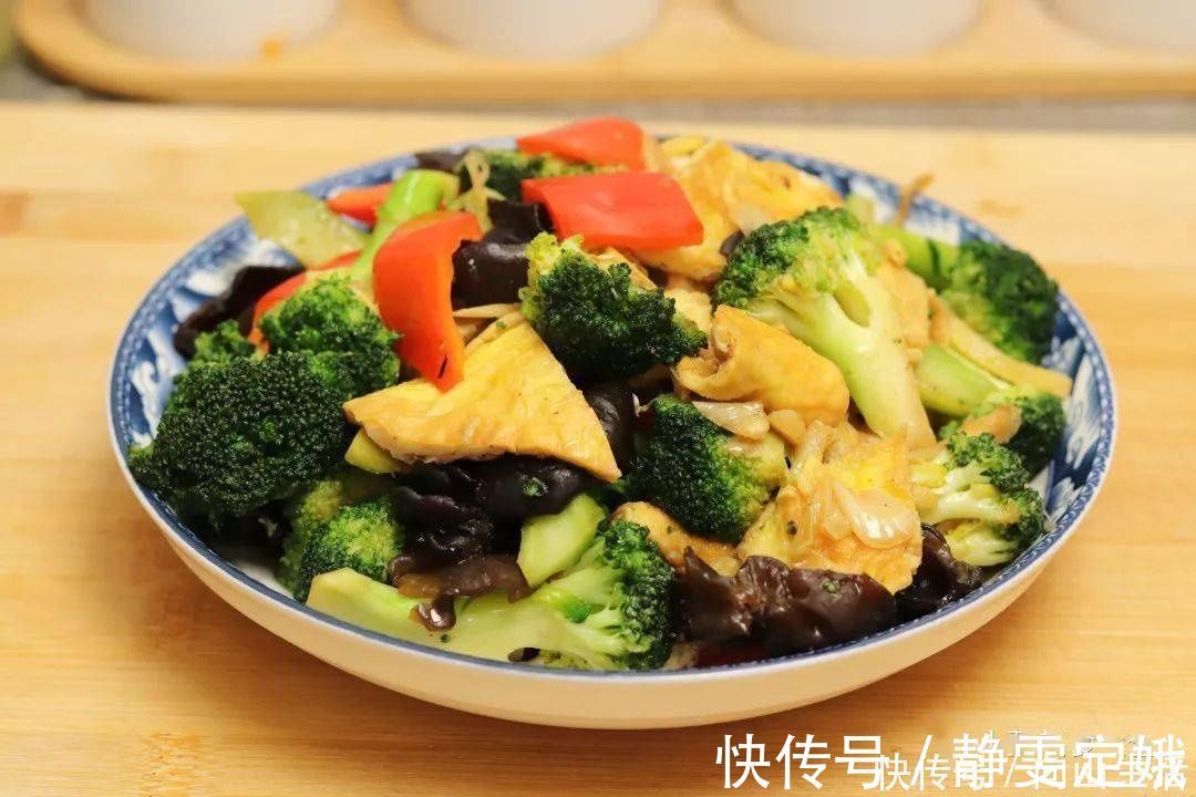 焯水|炒西兰花时,有人焯水,有人直接炒,大厨:都不对,教你正确做法
