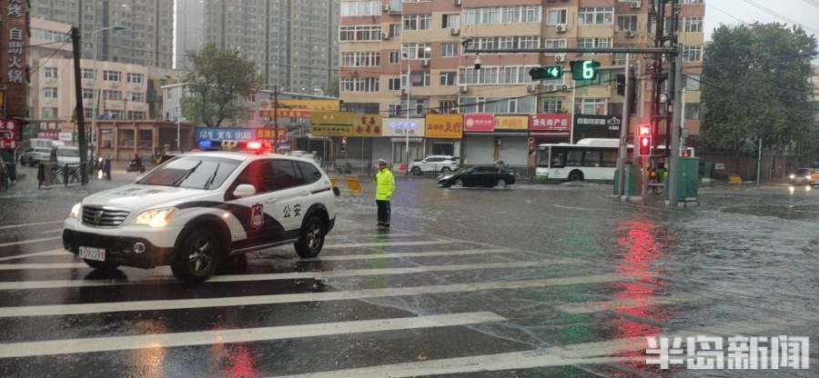 道路|减速慢行！交警雨中执勤，守护道路安全畅通