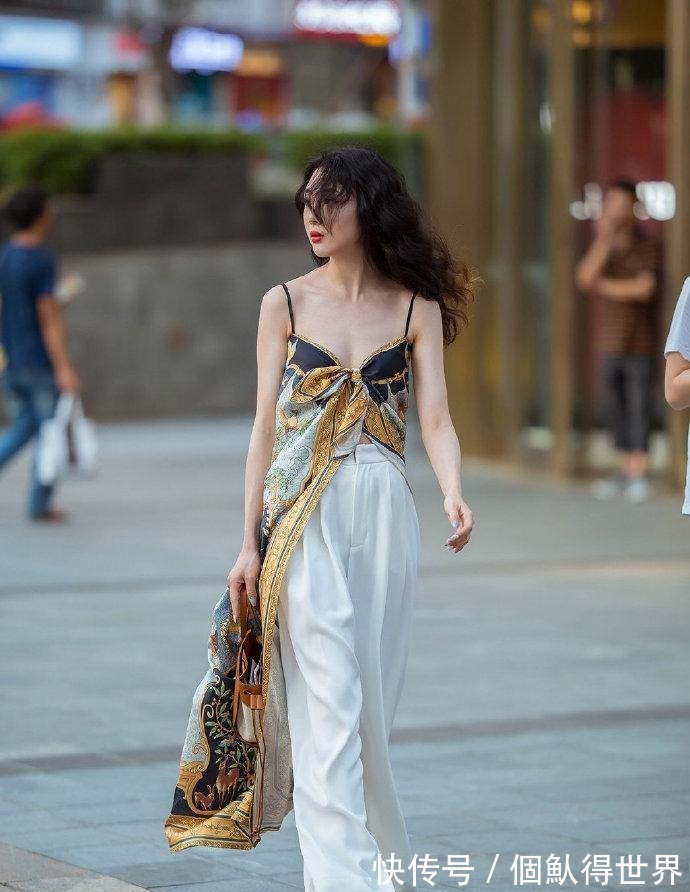 古色|裙子美女古香古色,还携带现代风韵,走起路来应该很柔!