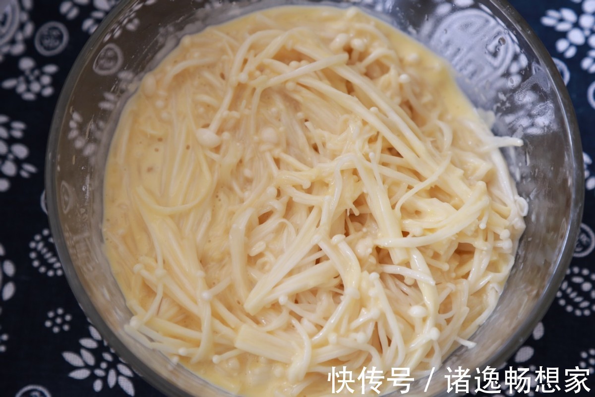 酥脆|金针菇裹上面粉在油锅中炸一炸，酥脆可口，越吃越香