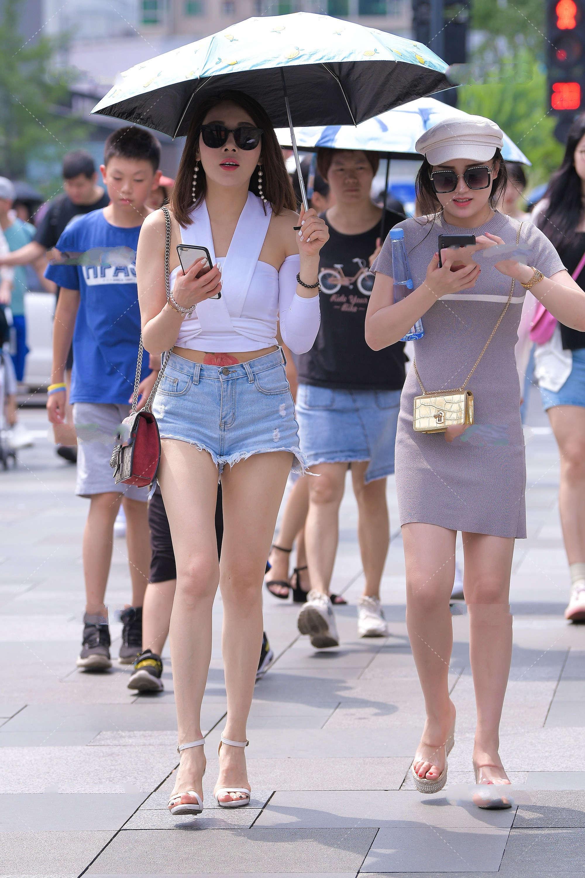 清新|白蓝的碰撞彰显清新气息, 灰色针织温柔动人, 变身气质淑女