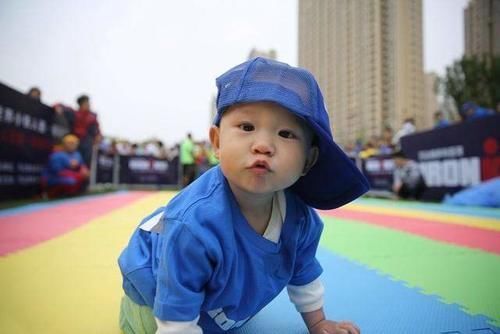 父母|娃9个月还不会爬?3个原因很关键,用对方法助宝宝爬行一臂之力