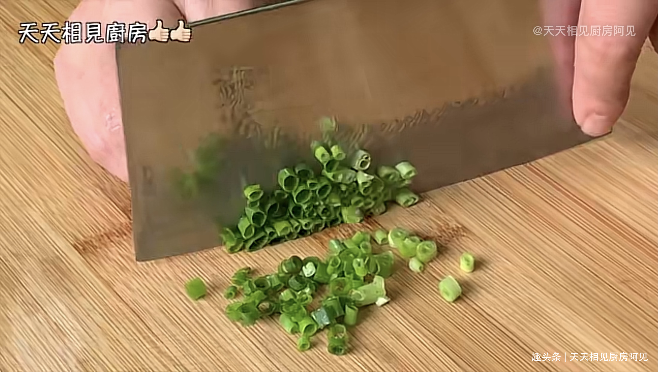 清蒸鸡就是这么简单,做法步骤都在这,鸡肉嫩滑,一只不够吃