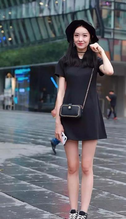 开衫|V领豹纹毛开衫的小姐姐,配黑色喇叭裤,凸显时尚之美