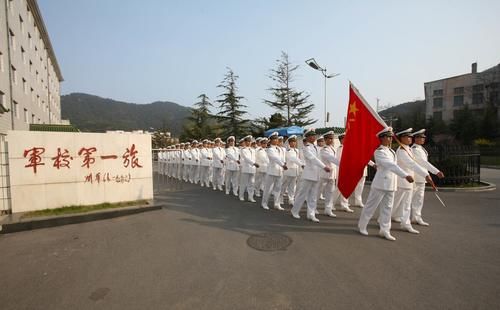 她毕业四年跨专业考研获第一，现成首位女实习舰长，撒贝宁都佩服