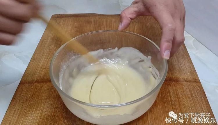 烙饼这么做太香了,开水一烫,张张柔软又劲道,学会天天不起早