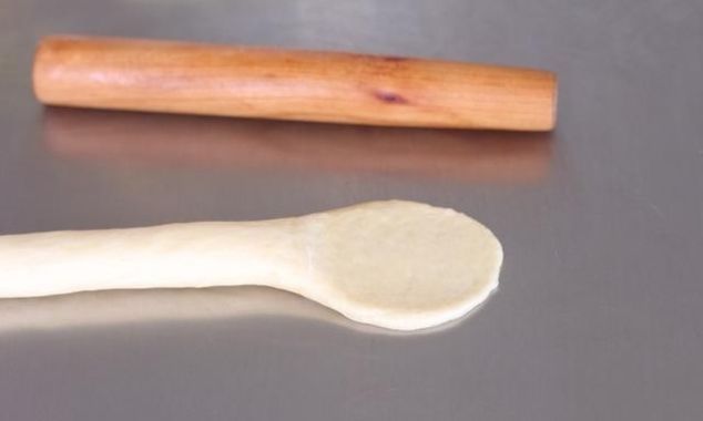 面粉|甜甜圈别再买,五勺面粉两颗鸡蛋,做着比麻花简单,比油条好吃