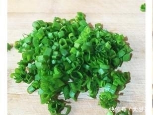 煮小米粥时,直接煮是大错特错的,少了这1步,不出油营养也不高