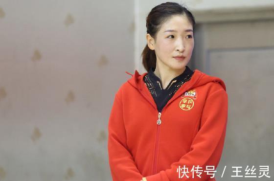 乒乓球|刘国梁现身颁奖,引发现场混乱!女选手抱他被拒,刘诗雯许昕亮相