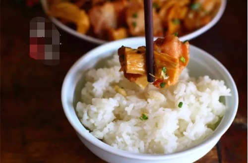 阵阵飘香的蒜香腐竹烧肉,吃过一次就忘不了