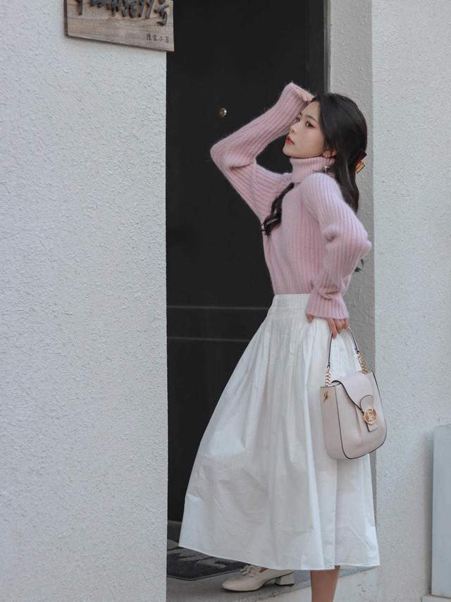 衬衫|半身裙在秋天依然风头不减,搭配泡泡袖衬衫,这才是“高级穿法”