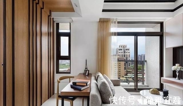占地|把沙发往前挪10厘米放个置物架进去，省钱实用又不占地，太聪明了