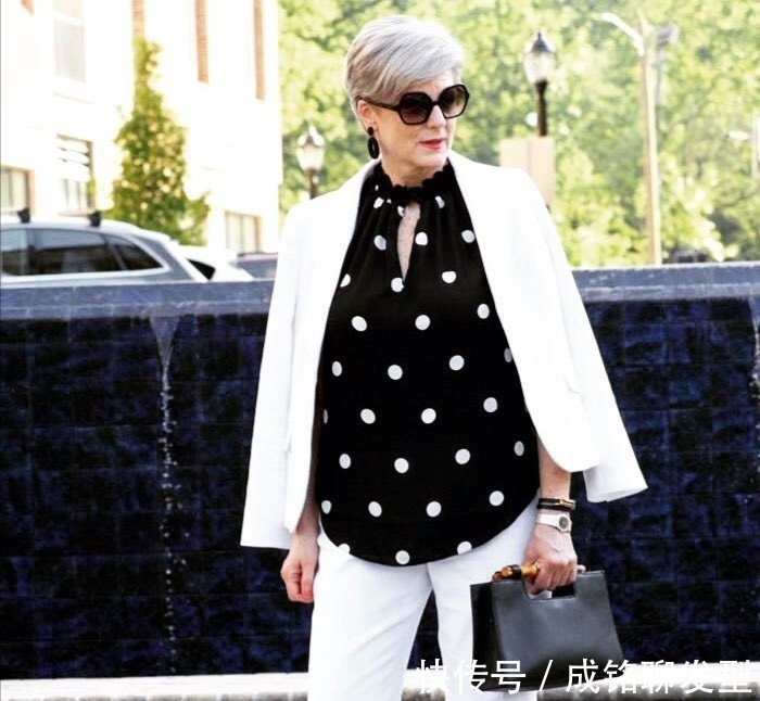 老年人|论穿搭就服这位62岁的奶奶，越老越有魅力，行走中的穿搭教科书
