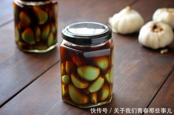 腌腊|腌腊八蒜,学会2挑选1技巧,7天就变绿,酸香脆爽,一次就成功