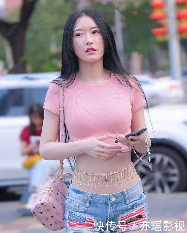 时尚|美女街拍性感美女肤若白璧,优雅知性韵味,迷人性感女人味