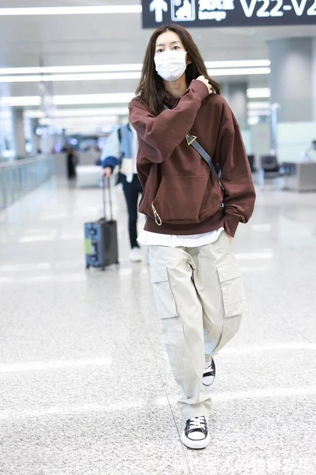 刘雯|刘雯不愧是超模天花板!卫衣搭配工装裤减龄又洒脱,简单却很高级