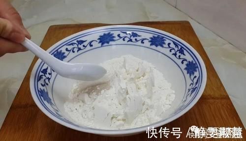 早餐别再烙饼了,加2个鸡蛋,外皮焦脆又松软,比鸡蛋饼油条好吃