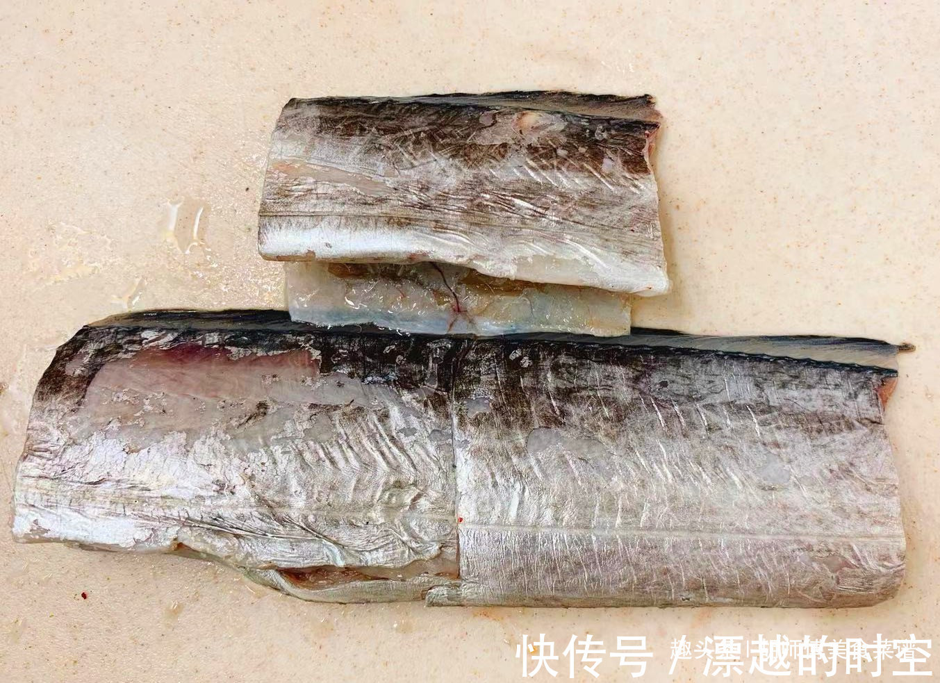 炸带鱼时，别裹面粉了！老渔民教您一妙招，带鱼外酥里嫩还不回软