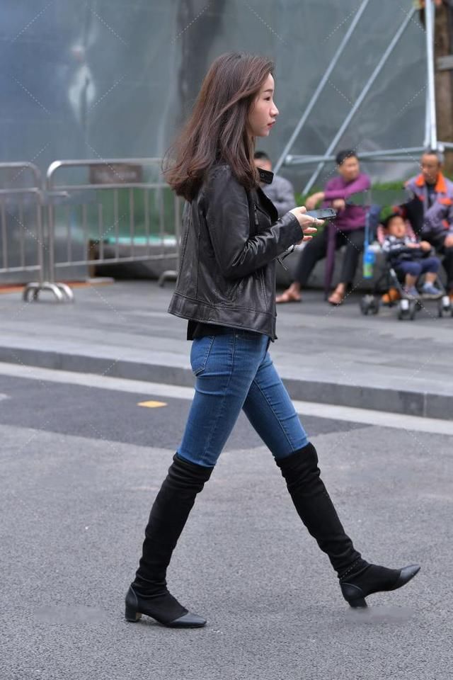 浅色牛仔裤搭配黑色皮夹克，过于单调？恰恰相反，造型炫酷十足