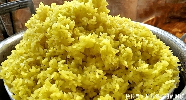 立春后,用染饭花蒸糯米饭,做法简单,金黄诱人,清香四溢