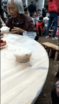 |搞笑GIF:这一跳确实挺意外 原谅我不厚道的笑了