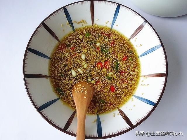 眯眯眼|晚餐的一碗面火了,酸爽开胃吃不胖,香到眯眯眼,网友:明天安排