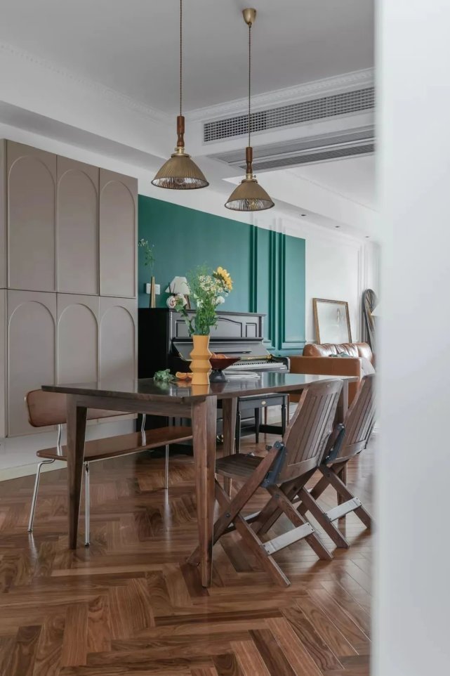 文艺复古风|98㎡文艺复古风,大胆跳色+通铺人字拼地板,感受一整屋的浪漫