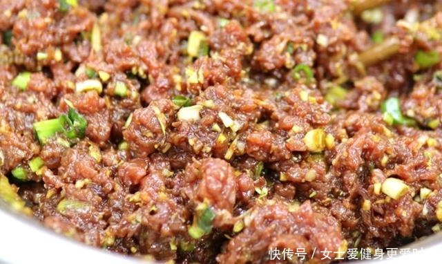 喜欢|无论包什么馅饺子,这两种东西不能加,不少人喜欢放,难怪不好吃