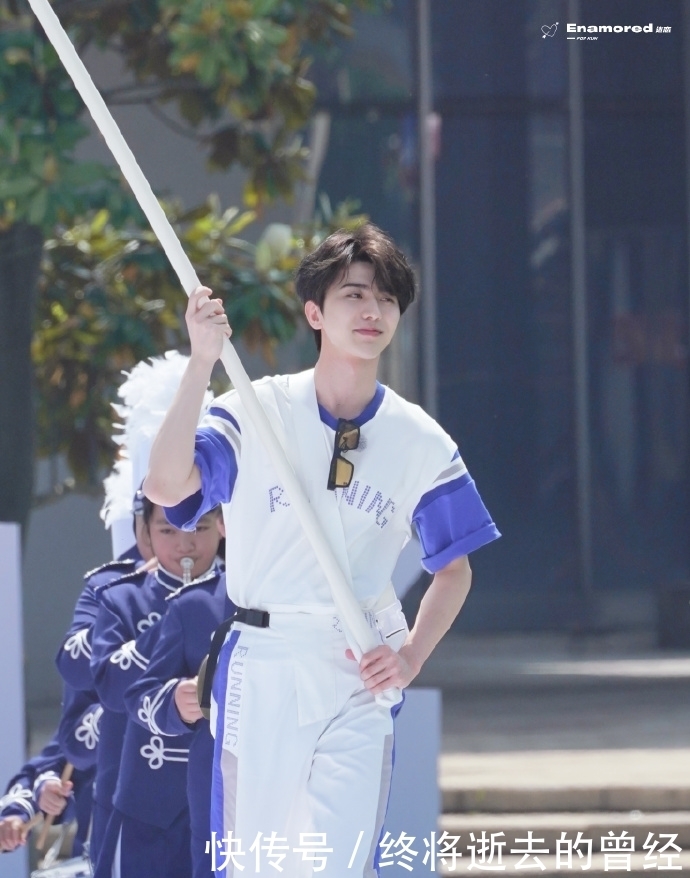 蔡徐坤今日《奔跑吧》路透来袭 运动会上的小小扛旗手甜度爆表可爱炸裂!