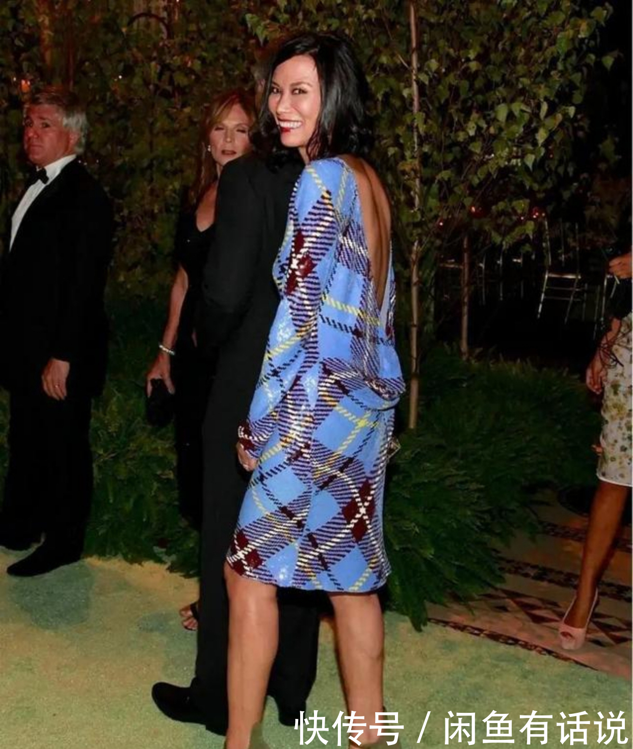 tips|邓文迪罕见换发型,烫微卷发好显年轻,配“露背礼服”哪像52岁