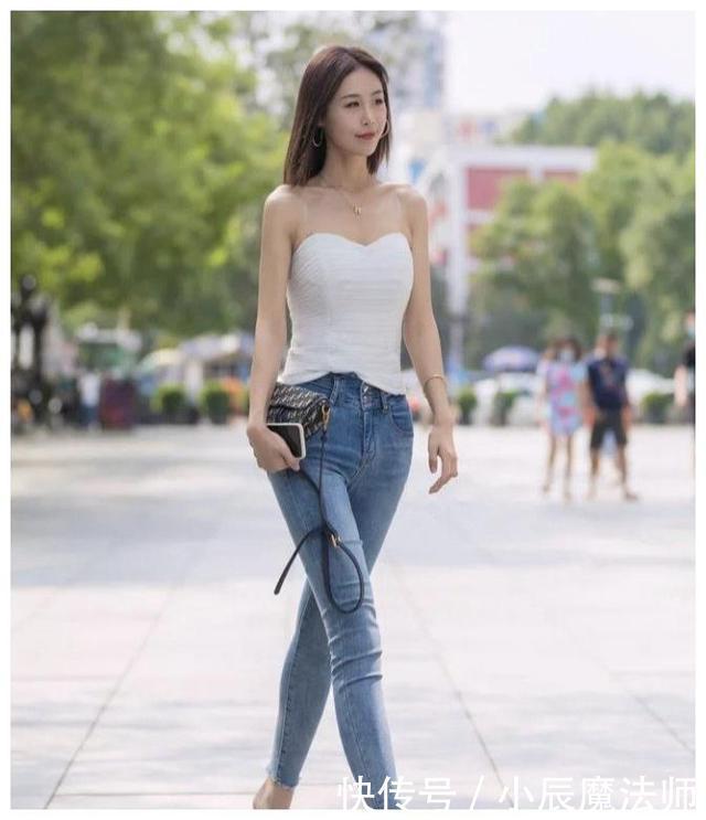 街头美女的“白色系”穿搭,穿出“复古风”,秀出不一样的气质