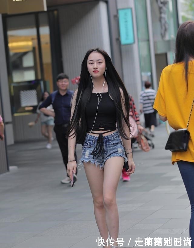 穿搭 年轻小姐姐们选热裤,常常偏爱有个性的款式!