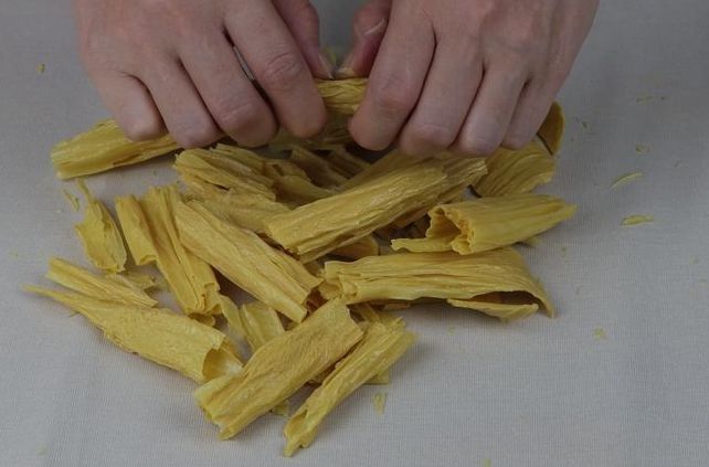 泡发腐竹最忌直接用水泡，厨师教你1招，快速泡开，不夹生还筋道