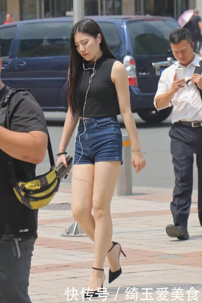 美女脚上穿着一双酒红色的高跟鞋，展露出她那优雅的脚面