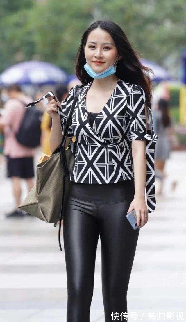 时尚|打底裤搭配花色上衣,非常的时尚百搭