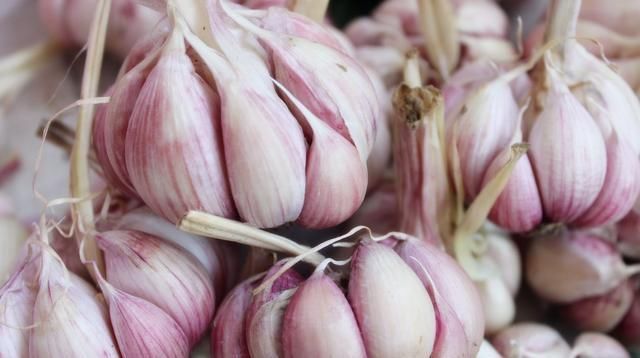 大蒜皮别再扔了,有钱人都留在家里用,用途花钱买不到,厉害了