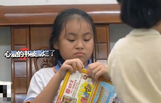 女儿|11岁“佣人女儿”引争议,家务多到做不完,亲妈却嘲讽:真磨蹭