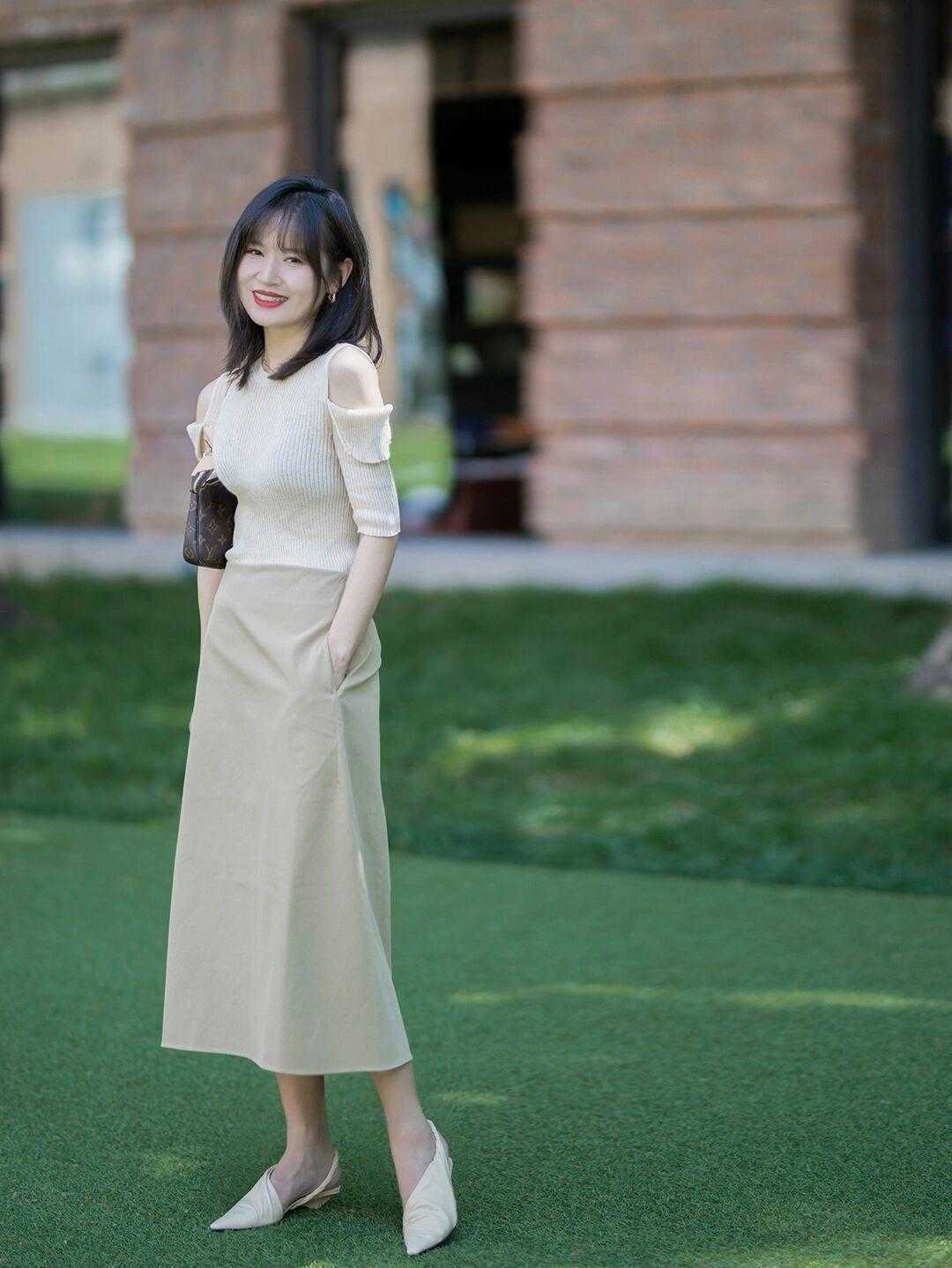 洋气|入秋,小个子适合走气质路线,黑色T恤配白色高腰直筒裤,超洋气