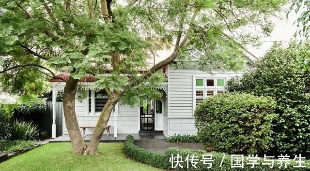 草绿色|幸福的四口之家,一扇生动记录风景的窗,草绿色的客厅,人人羡慕!