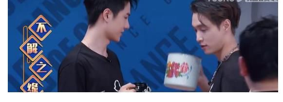 火鍋|王一博笑到不能停，喜獲一波王炸新杯子，香菜依舊是最愛