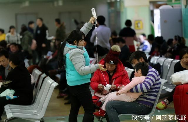 自作自受|儿子深夜发高烧，医院排800多号，宝妈心急投诉，医生：自作自受