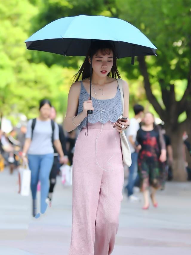 黑色|路人街拍,美女穿着一件黑色的刺绣印花大衣,休闲感十足