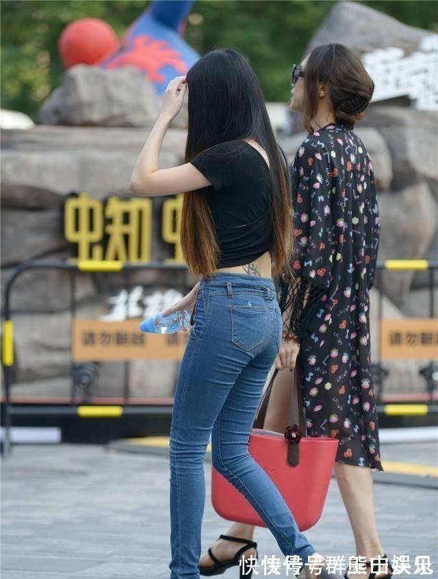 高跟鞋 蓝色紧身牛仔裤,搭配灰色粗跟凉鞋,苗条身材搭配更好看