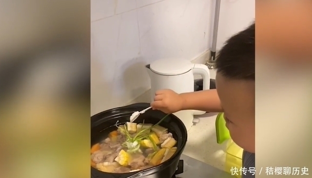 家务|一岁多萌娃单手打鸡蛋,穿尿不湿炒菜,网友:忘喝孟婆汤的大厨