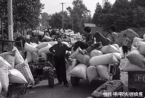 老照片|一组30年前农村的老照片,看看当时的人如何“消暑”,满满的回忆