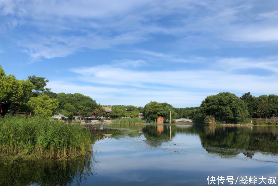 江苏一情侣景点，内部以水绕园，随水赋景，拥有“西湖”游玩乐趣