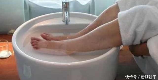 张老太|79岁老人,热水泡脚住医院,养生名医建议:泡脚有风险,需谨慎