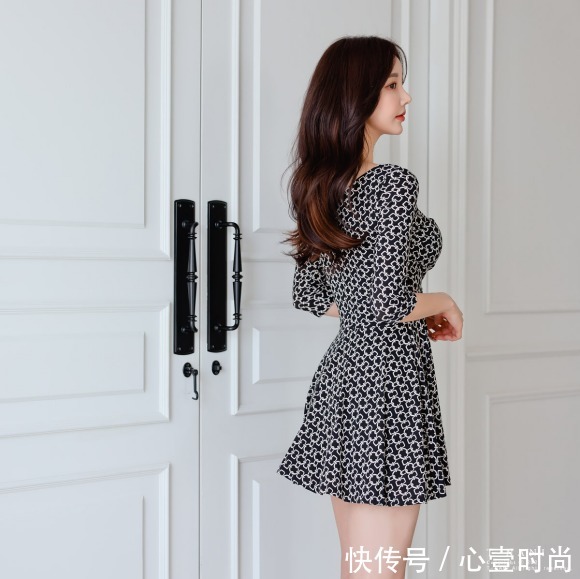 孙允珠|女神孙允珠时尚搭配：雅黑锁扣满版碎花罗纹百褶裙